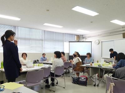 講座の様子。初回に受講生同士が自己紹介を行った。