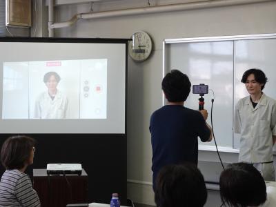 講座の様子。講師が実際に撮影しながら方法を学んだ。