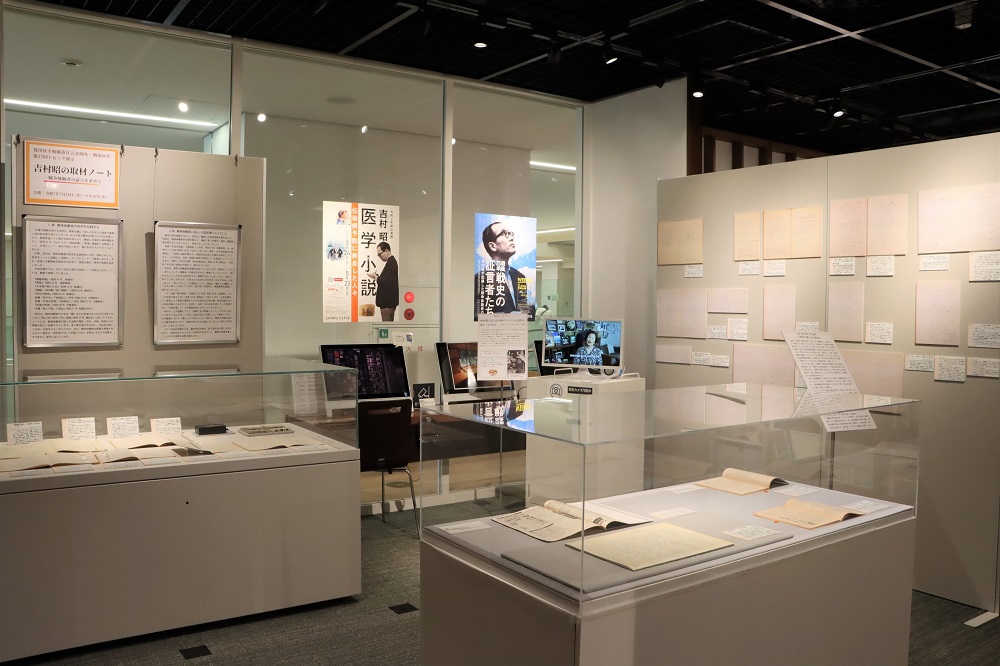 B：著作閲覧コーナー展示の様子