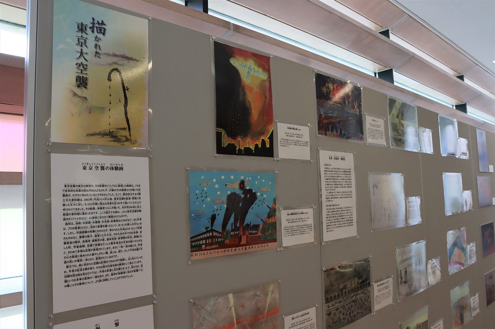 D：「空襲体験画」展示の様子