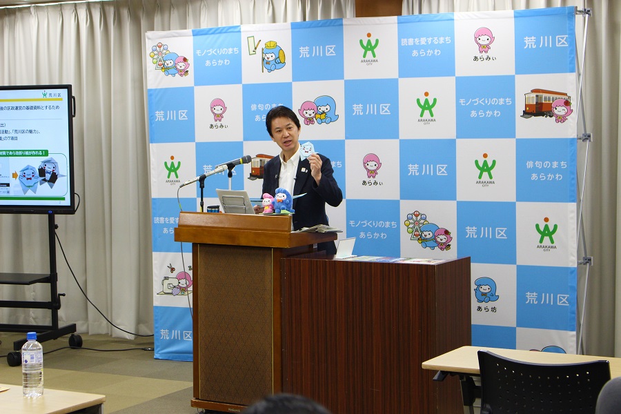 記者会見をする区長