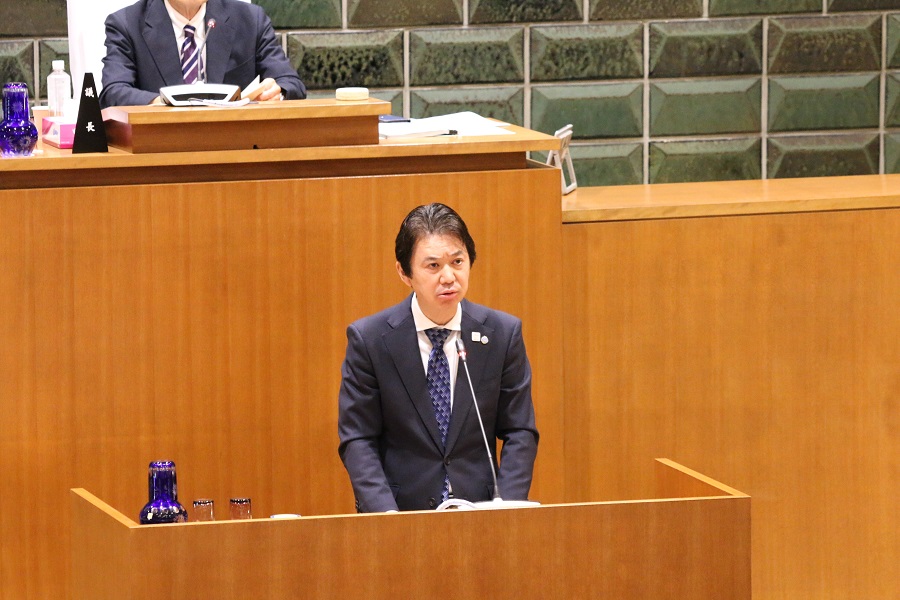 本会議で挨拶をする区長