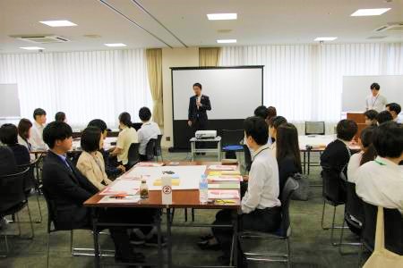 政策研修会で挨拶をする区長
