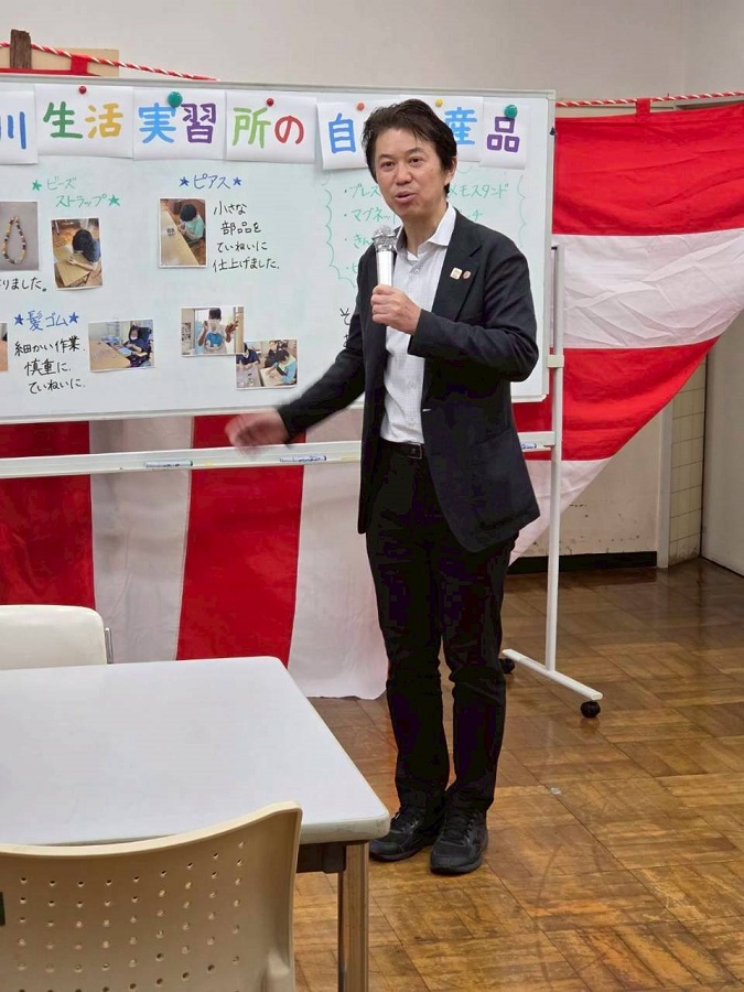 施設公開で挨拶をする区長
