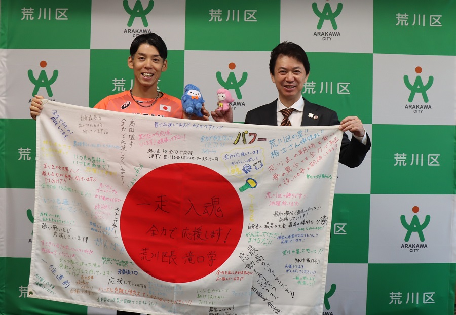 たかだゆうじ選手と写真をとる区長