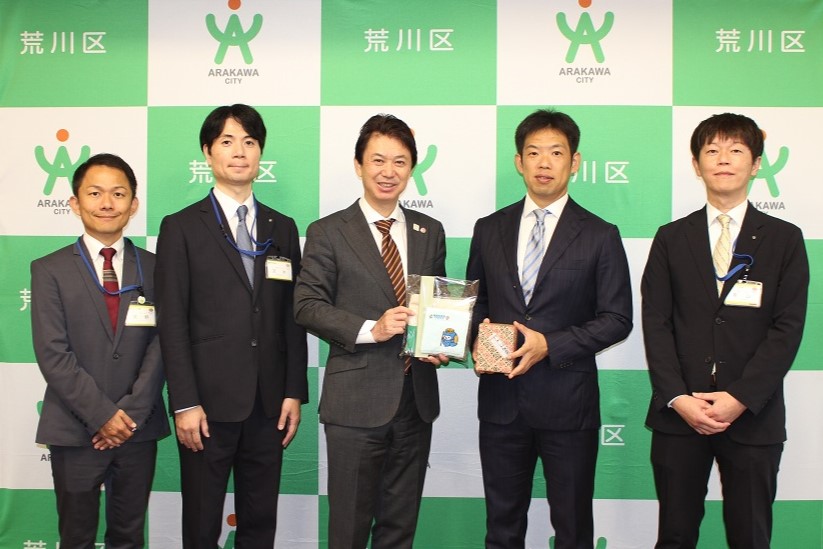 松山市御一行様と写真をとる区長