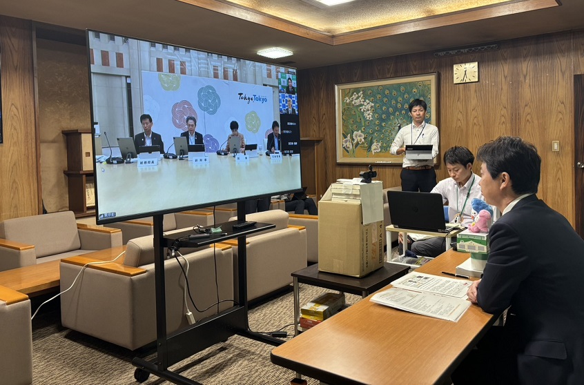 都知事と意見交換をする区長