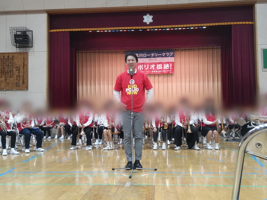 ポリオデーで挨拶をする区長