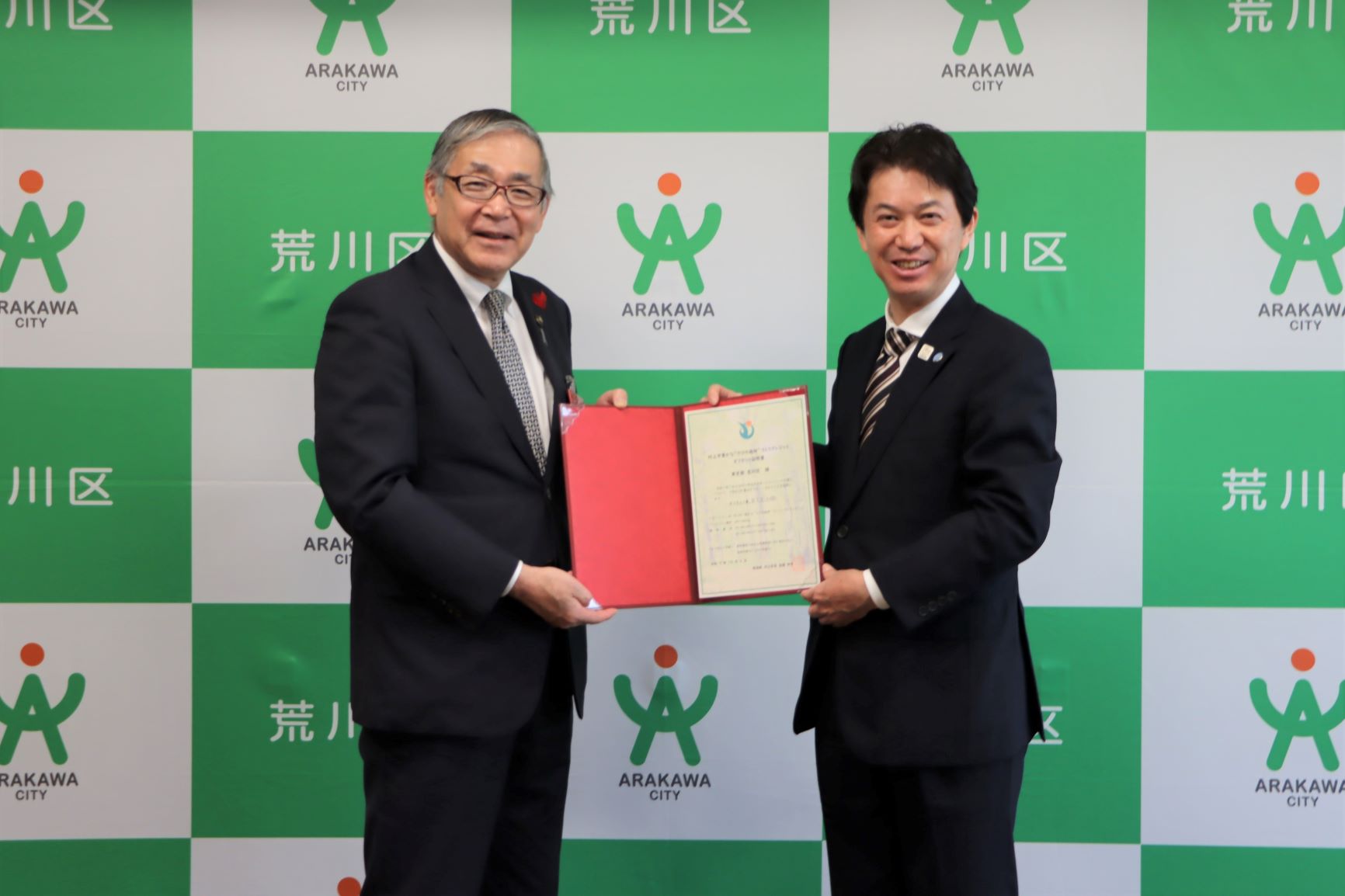 高橋市長（左）からオフセット証明書を受け取る滝口区長