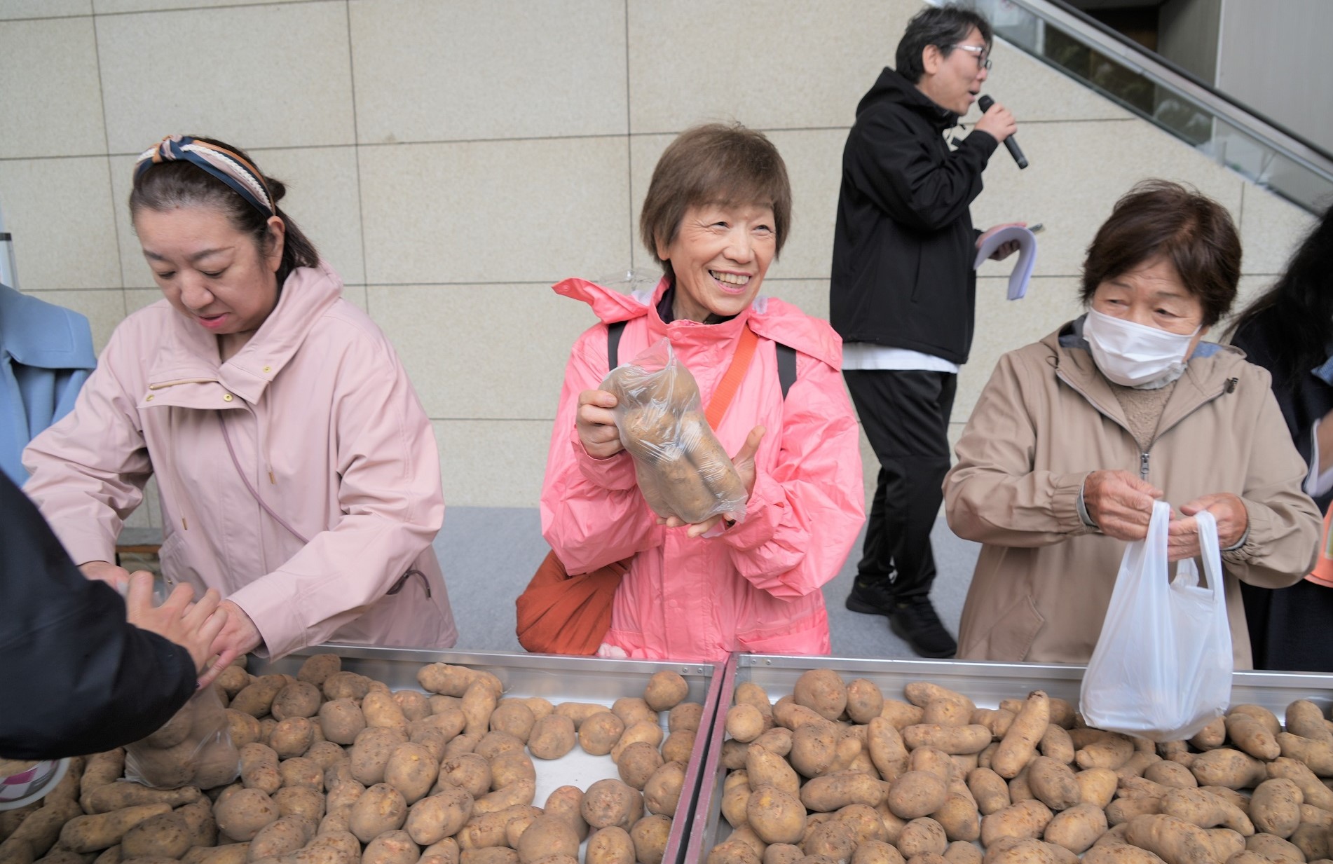 笑顔のジャガイモ詰め大会参加者