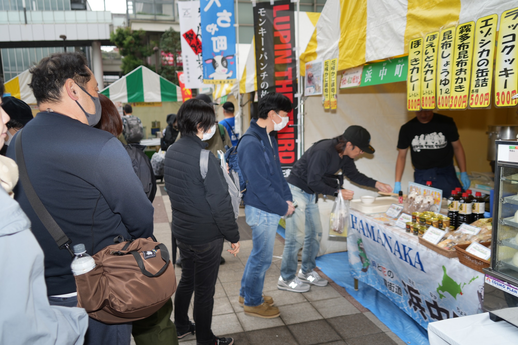 列を作って買い物を待つ様子