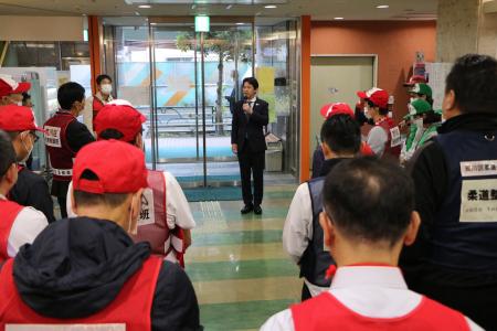 訓練で挨拶をする区長