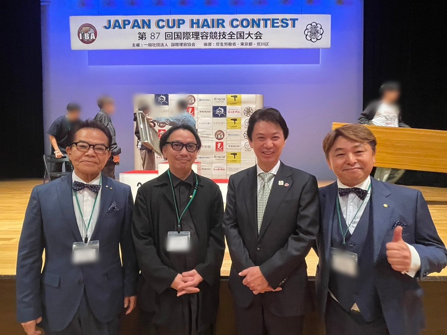 大会で記念撮影をする区長