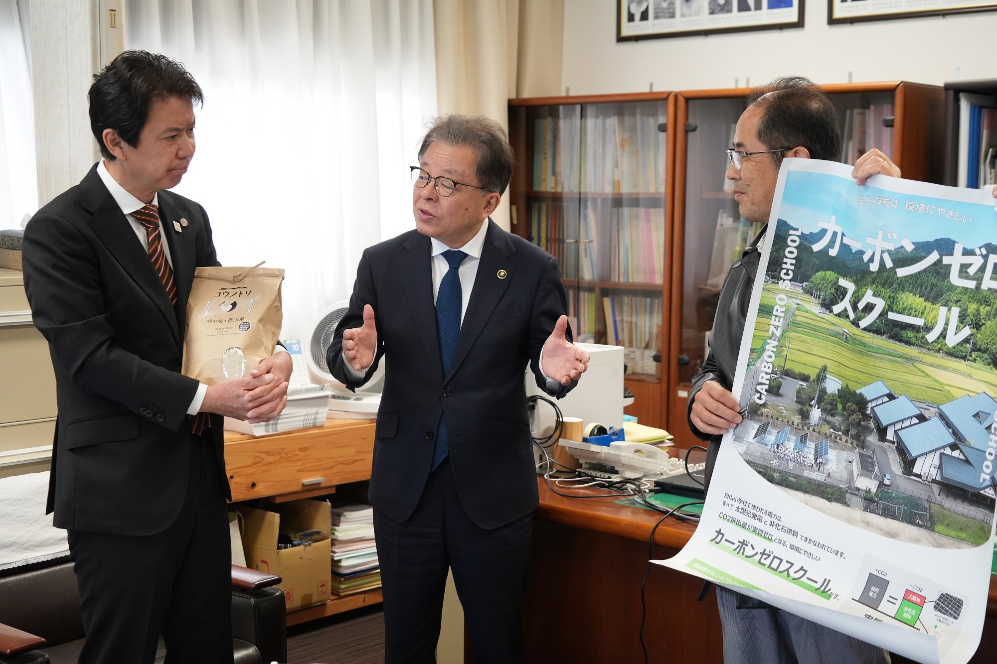 歓談の様子(左から滝口荒川区長 山田越前市長 上野会長)