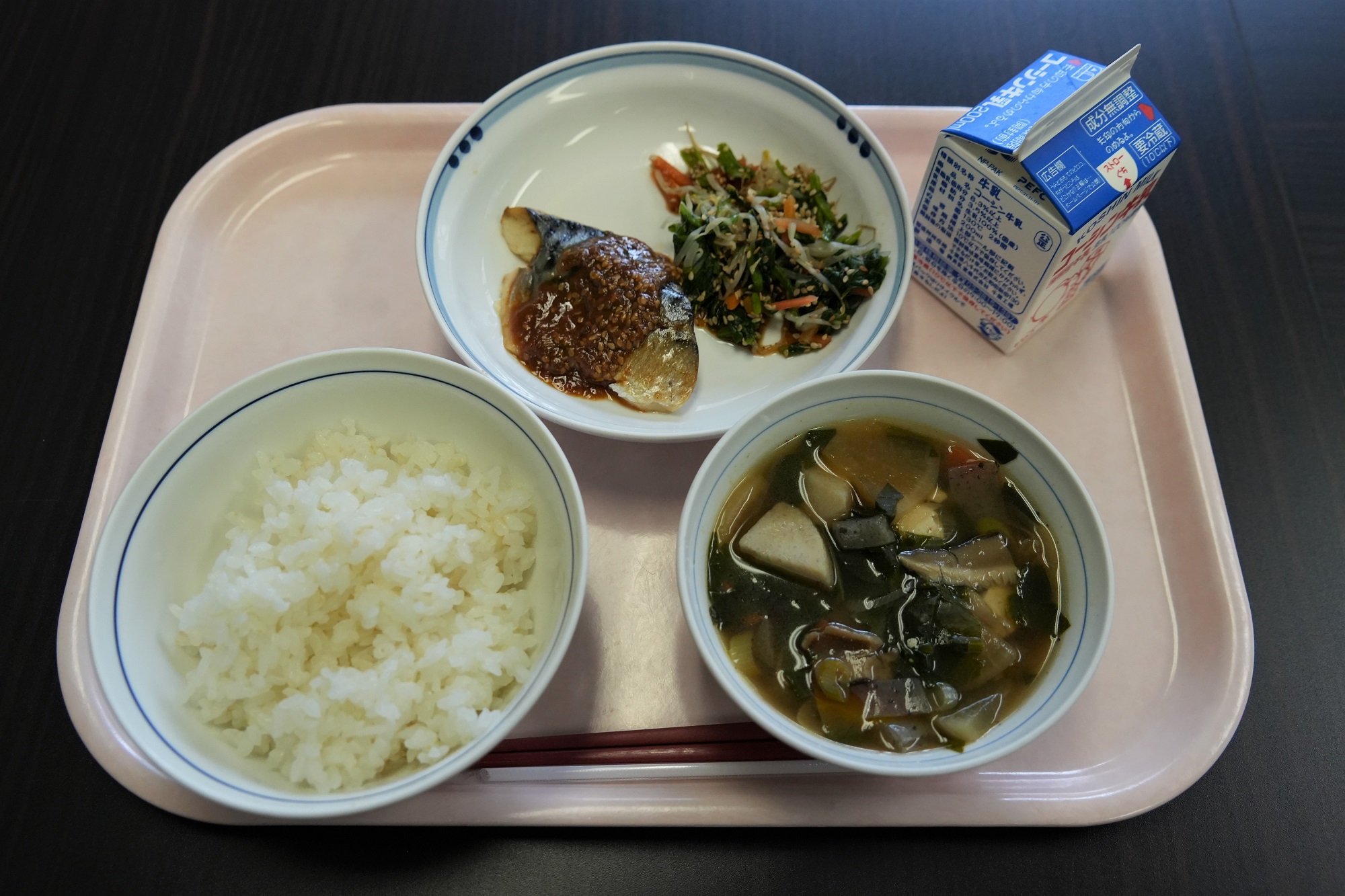 コウノトリ米を使った給食