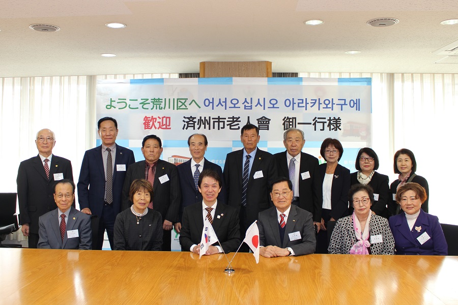 記念撮影をする区長