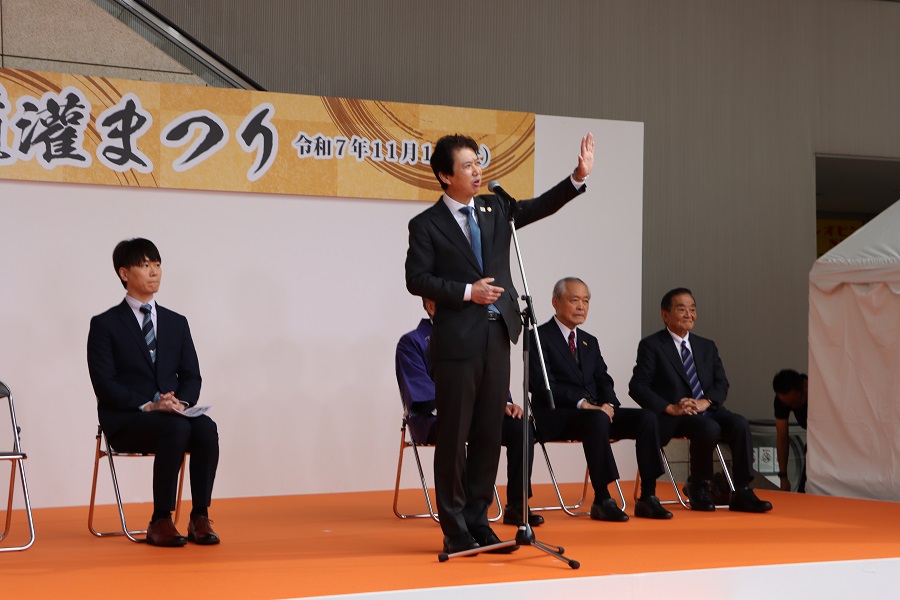 どうかんまつりで挨拶をする区長