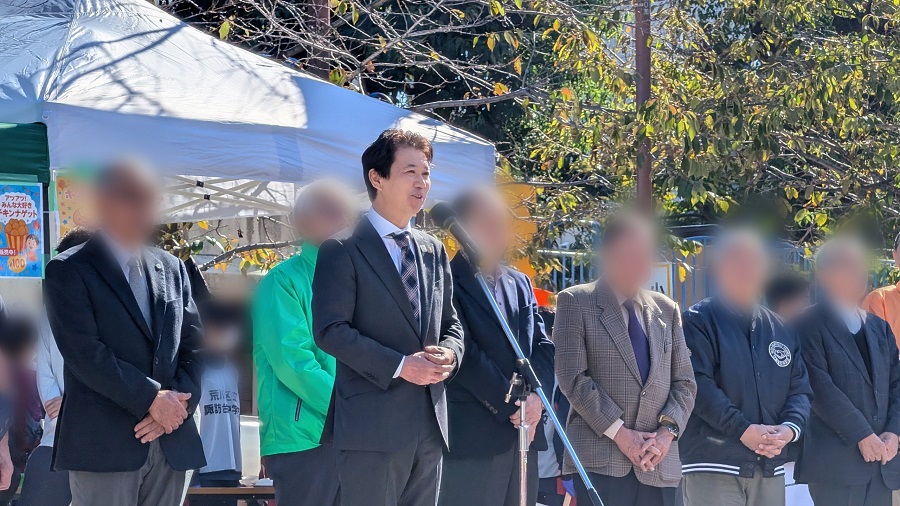 こどもまつりで挨拶をする区長