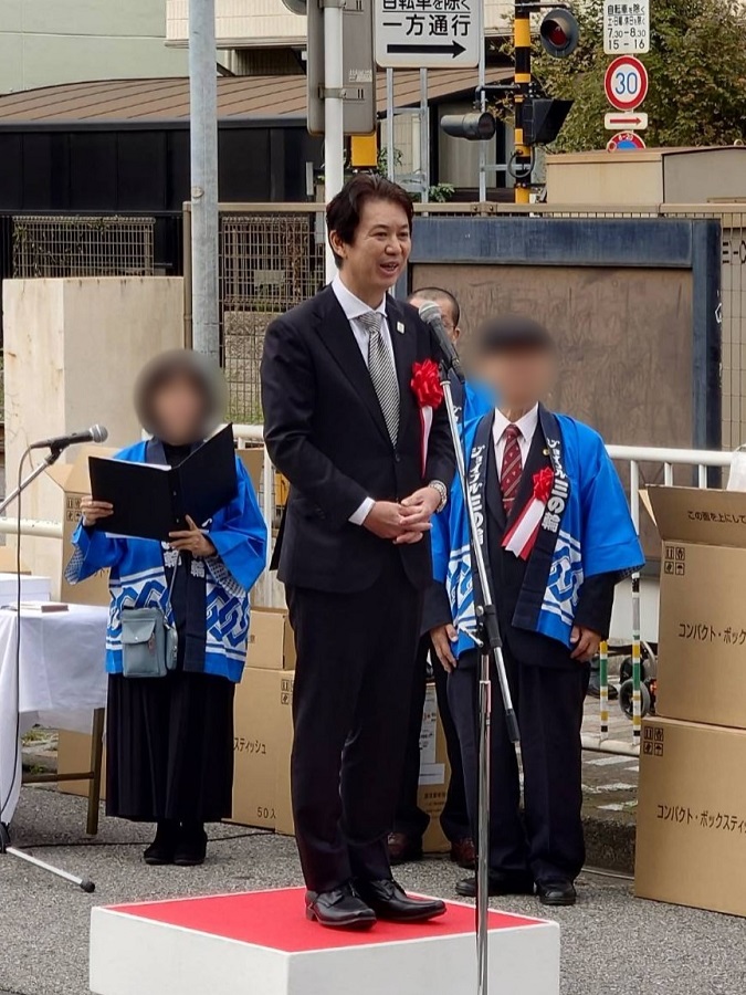 記念イベントで挨拶をする区長