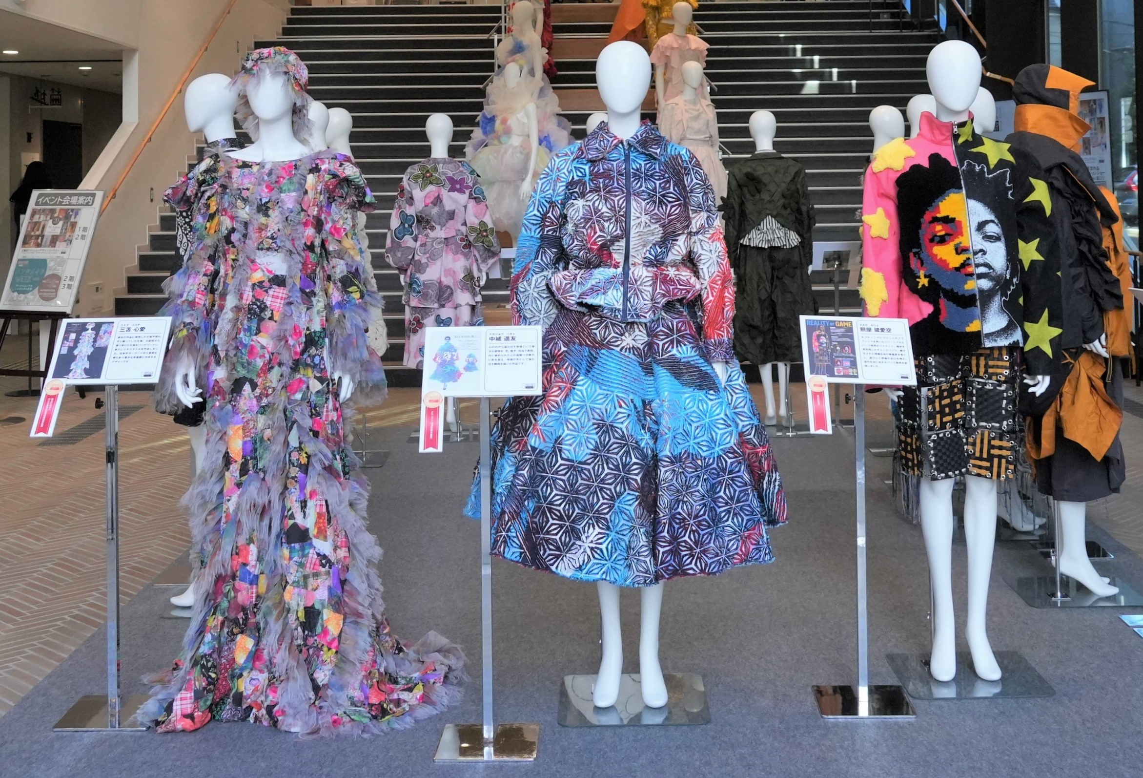 受賞作品(左・独立行政法人中小企業基盤整備機構理事長賞 中央・グランプリ 右・荒川区長賞)