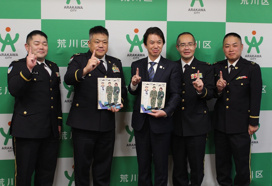 記念撮影をする区長