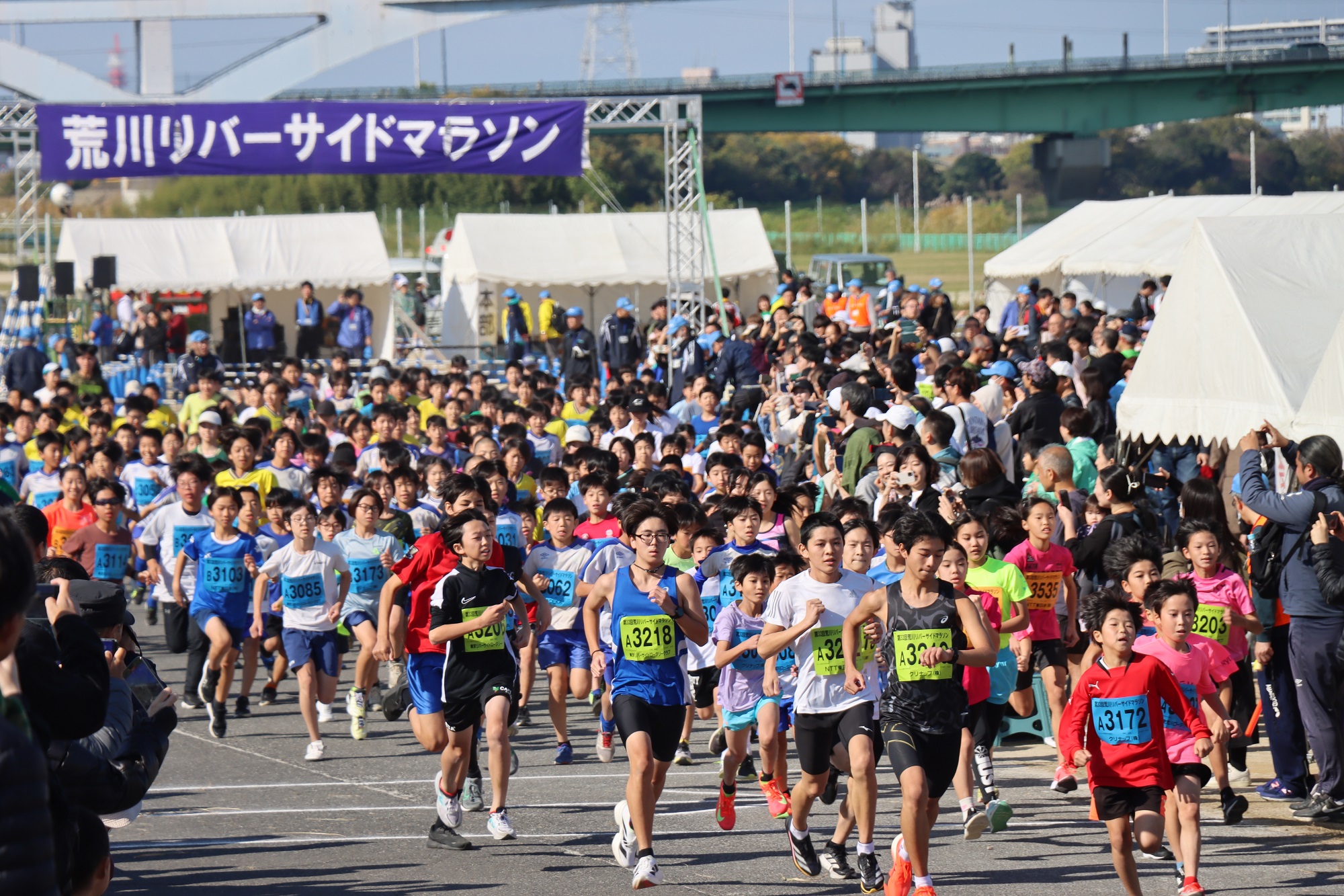 声援を受けてスタートするランナー達