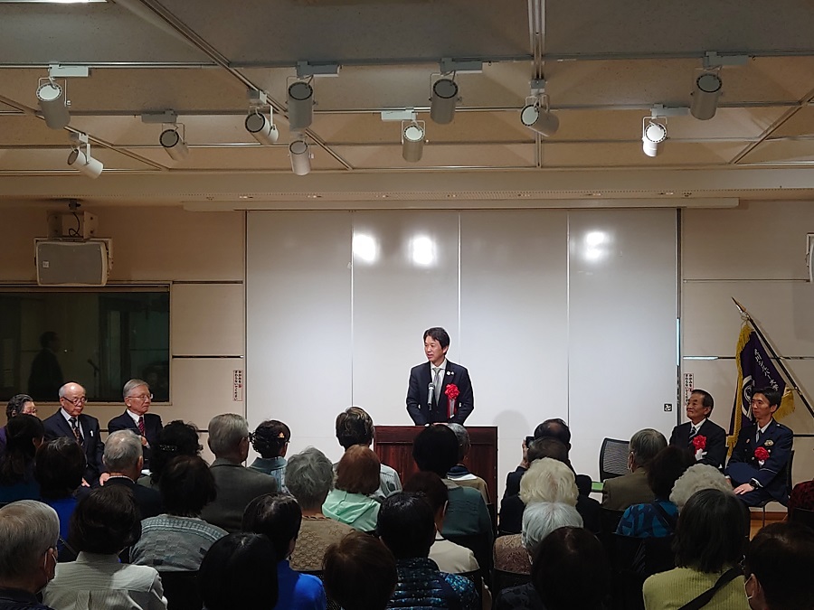 開会式で挨拶をする区長