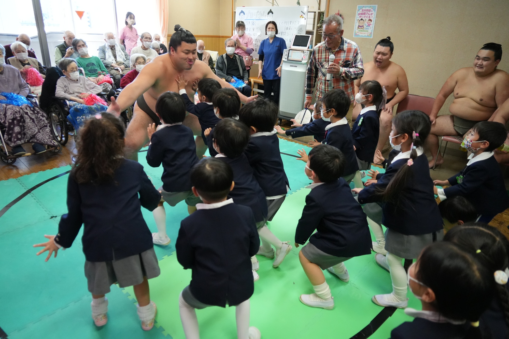 大勢の子供たちが挑む様子