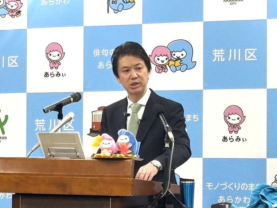 記者会見を行う区長