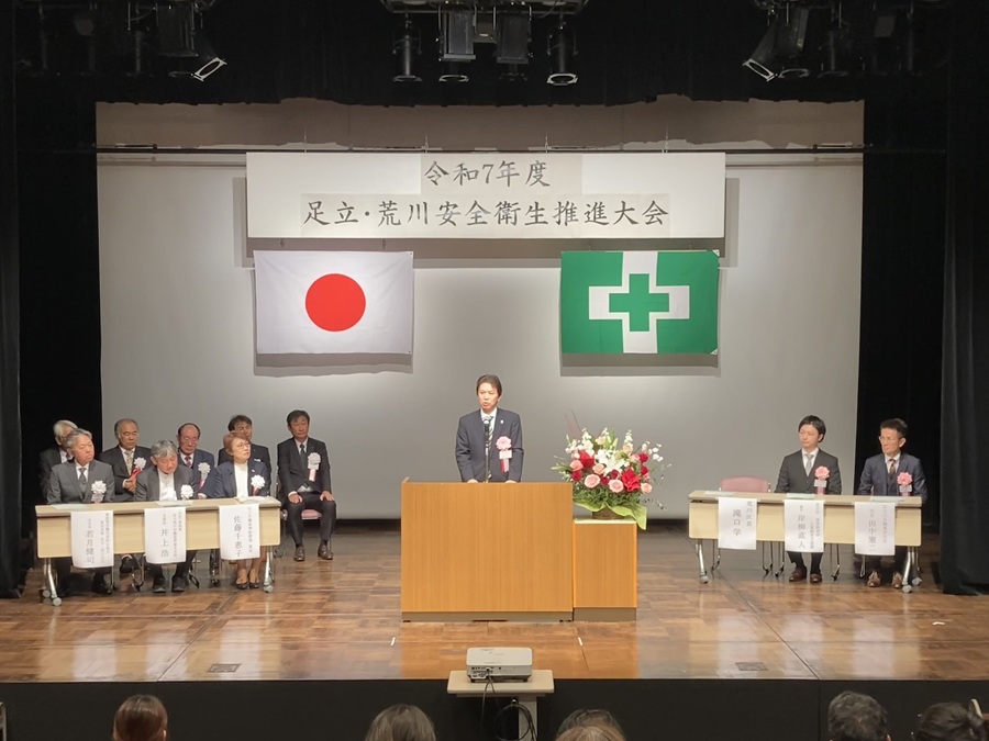 大会で挨拶をする区長