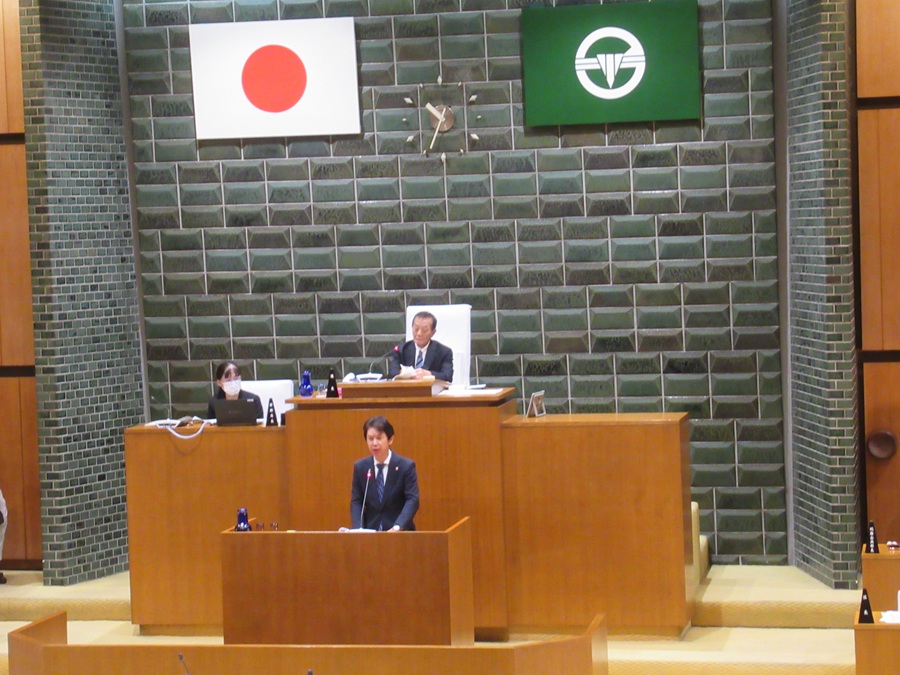 本会議であいさつをする区長