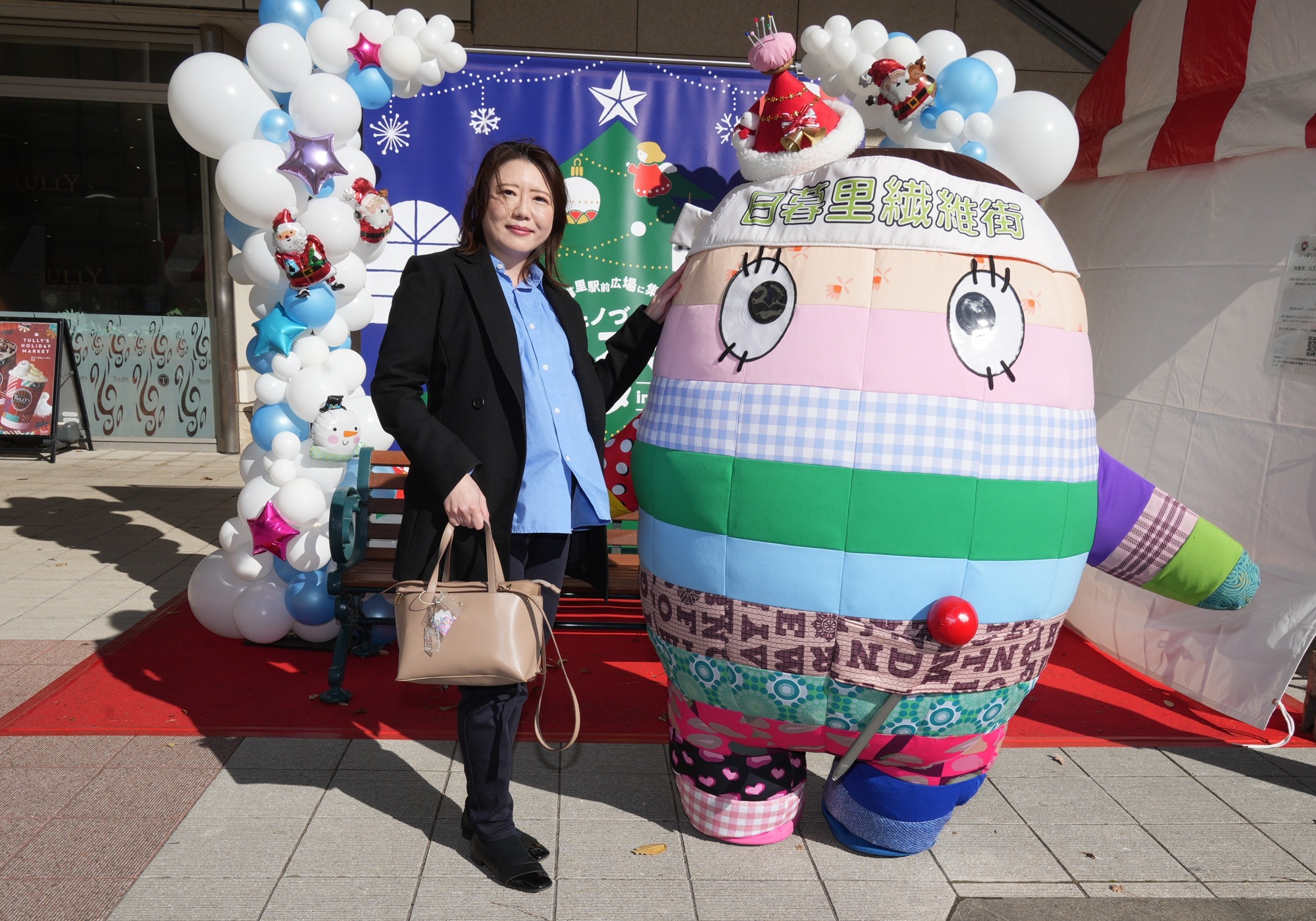 「にっぽりん」と撮影を楽しむ様子