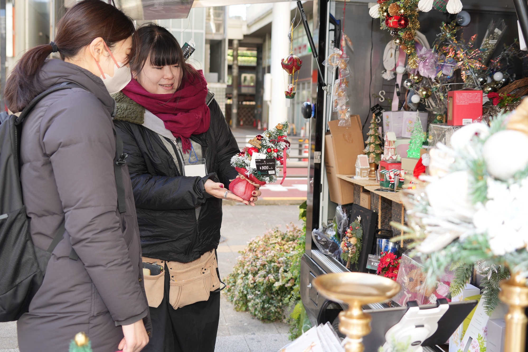 買い物を楽しむ来場者