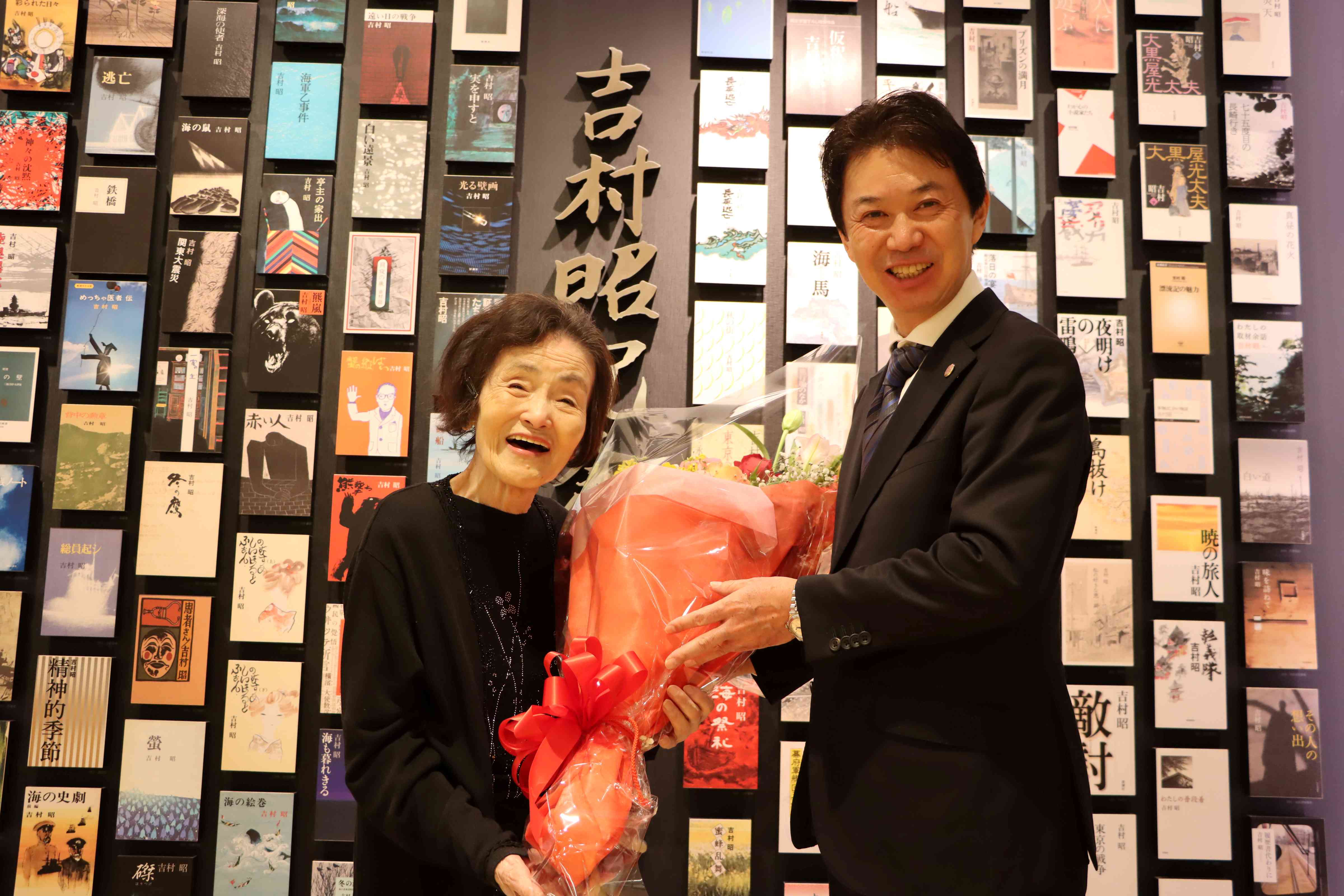 滝口区長から花束を贈る様子