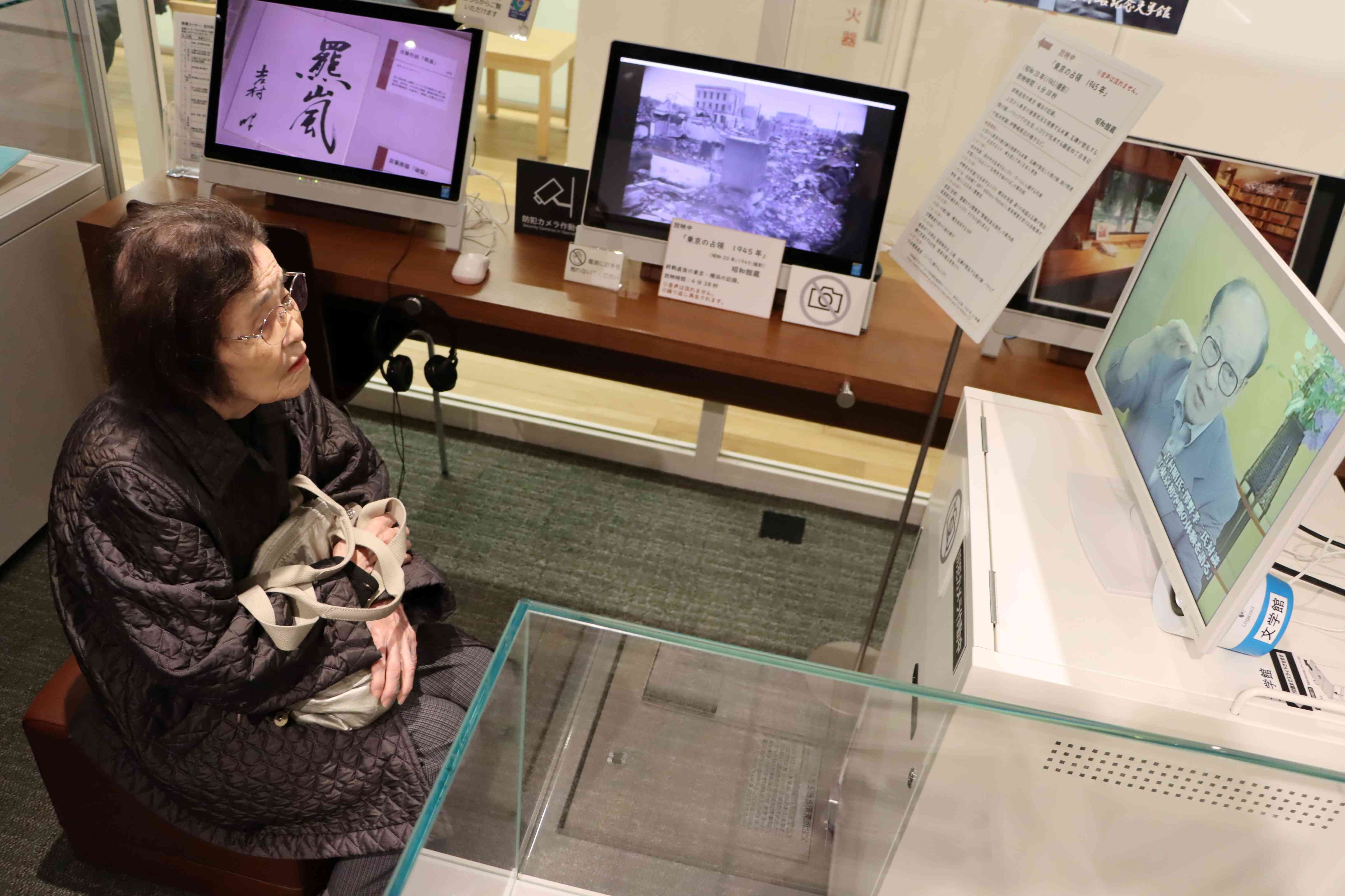 吉村昭氏の映像をご覧になる様子