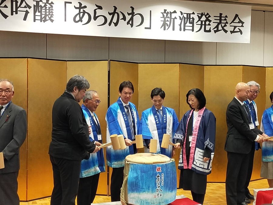 かがみわりをする区長