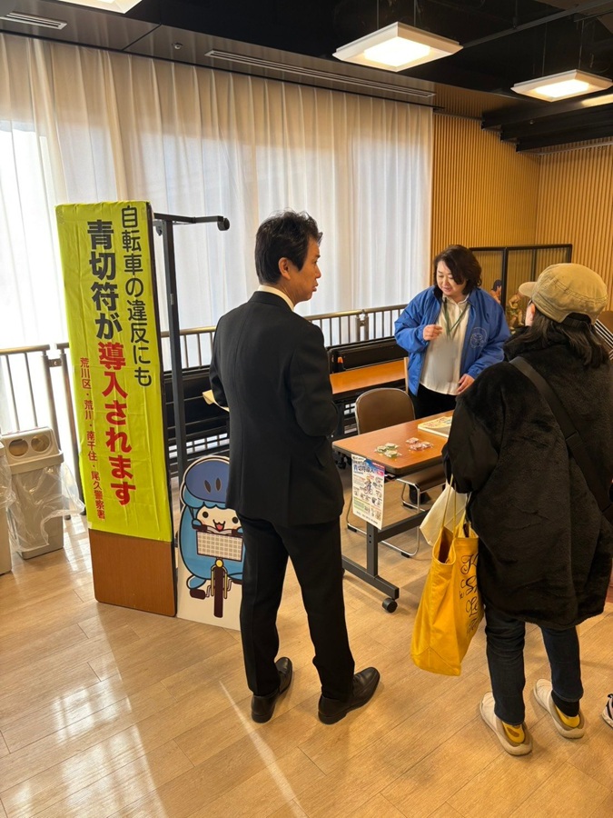 視察をする区長