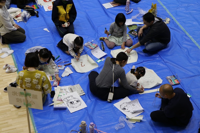 B凧に絵を描く子どもたち