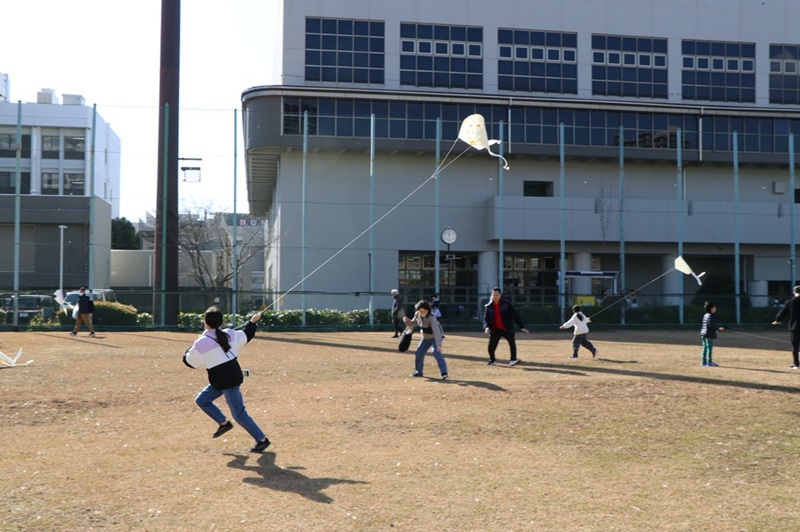 D凧あげを楽しむ親子