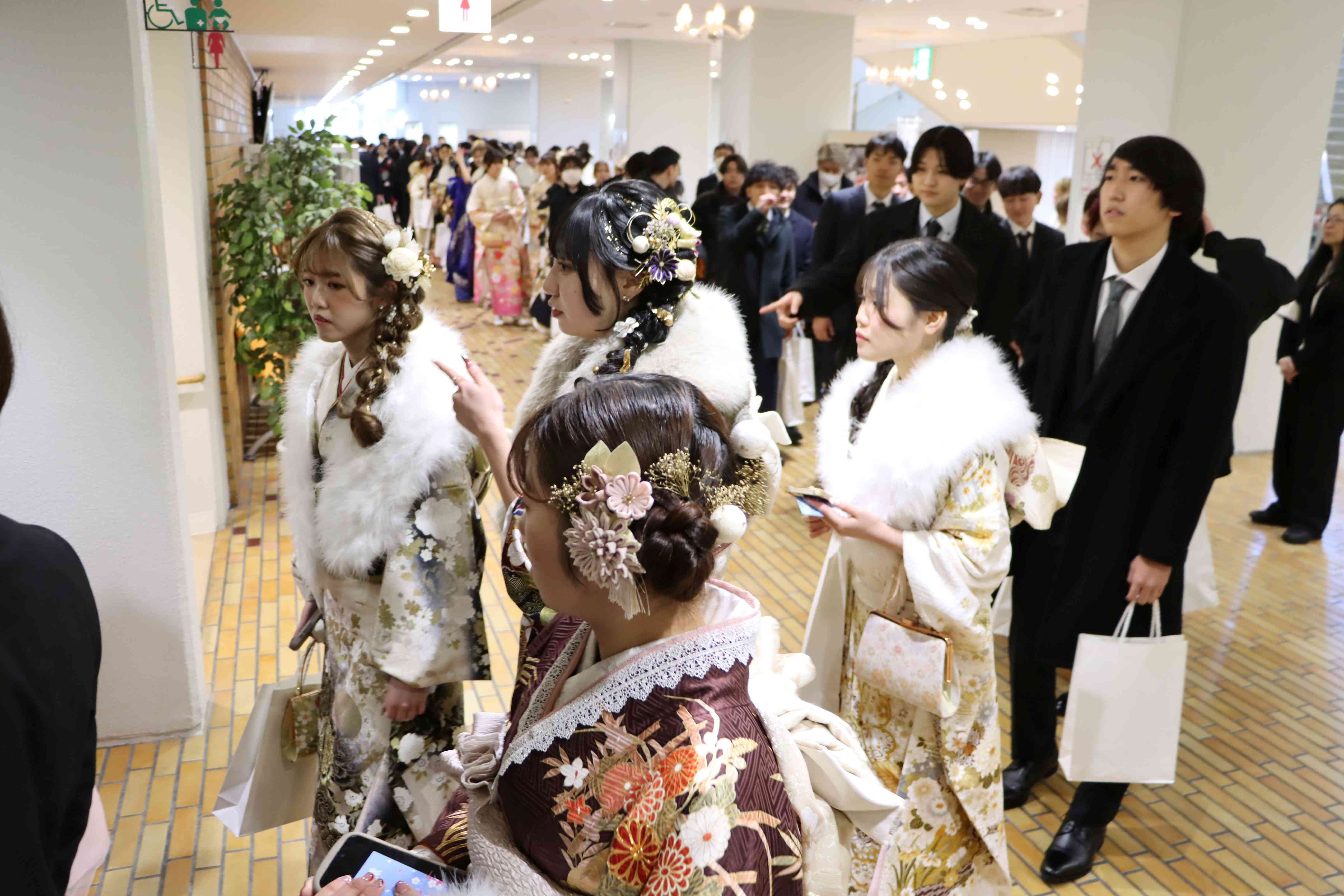 式典会場へ進む様子