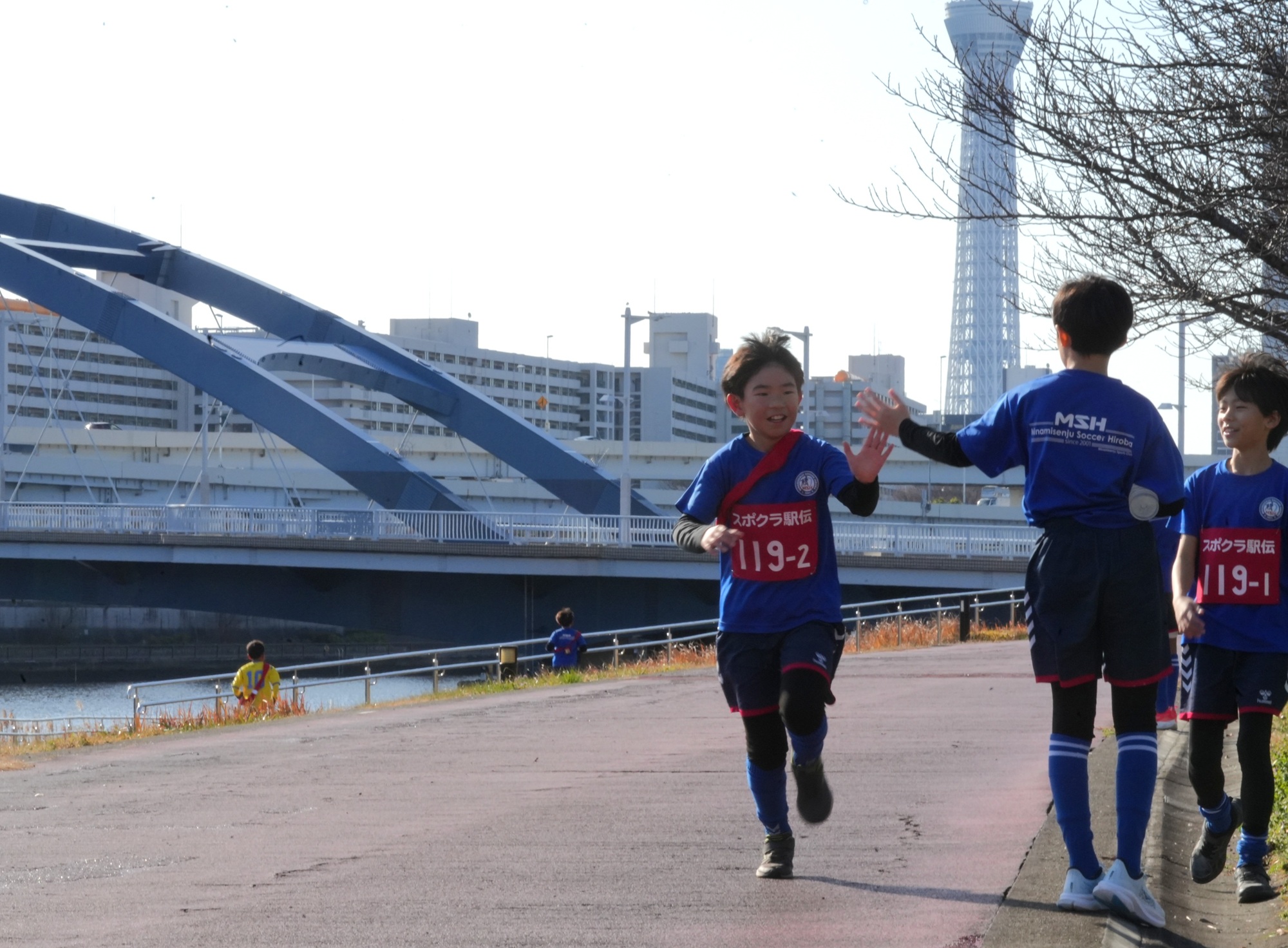 仲間とスカイツリーも応援しているぞ!