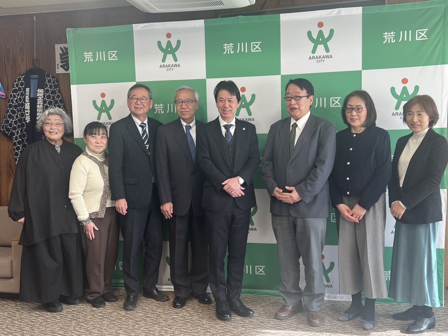 記念撮影をする区長