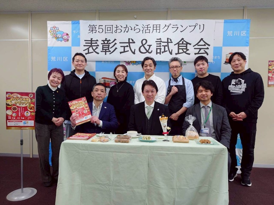 記念撮影をする区長