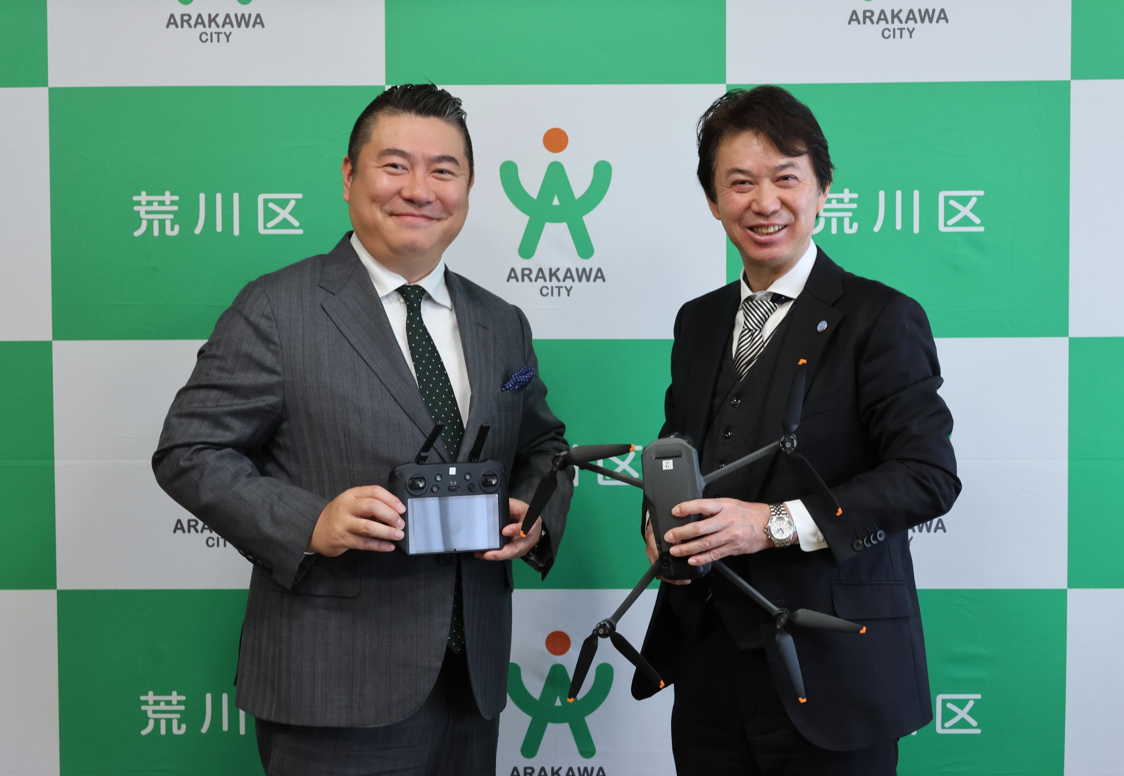 （写真左から）伊澤株式会社代表取締役社長　伊澤英太、荒川区長 滝口学2