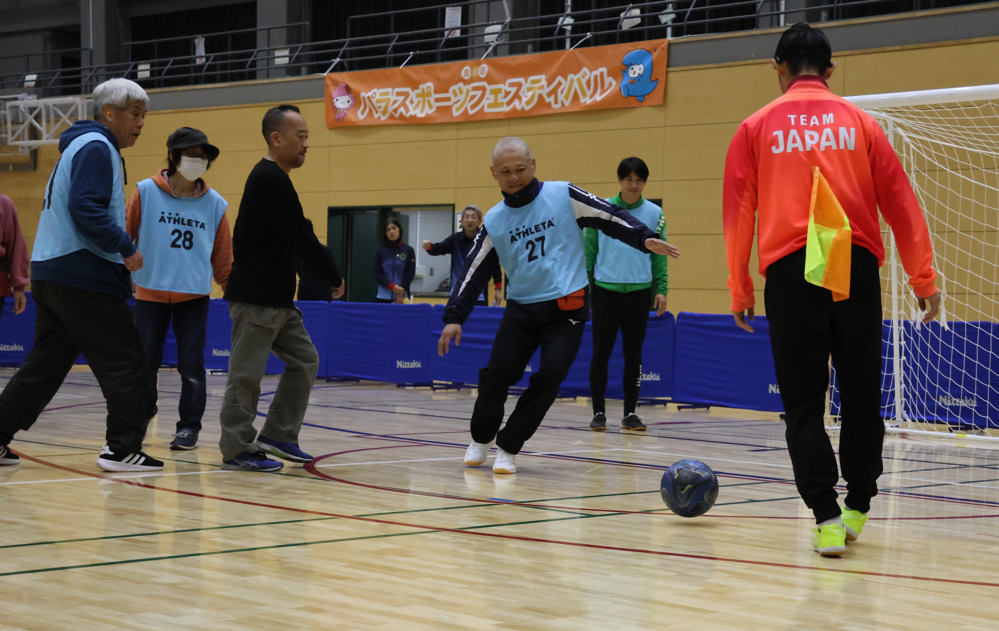 耳栓をして臨んだ「デフサッカー」体験
