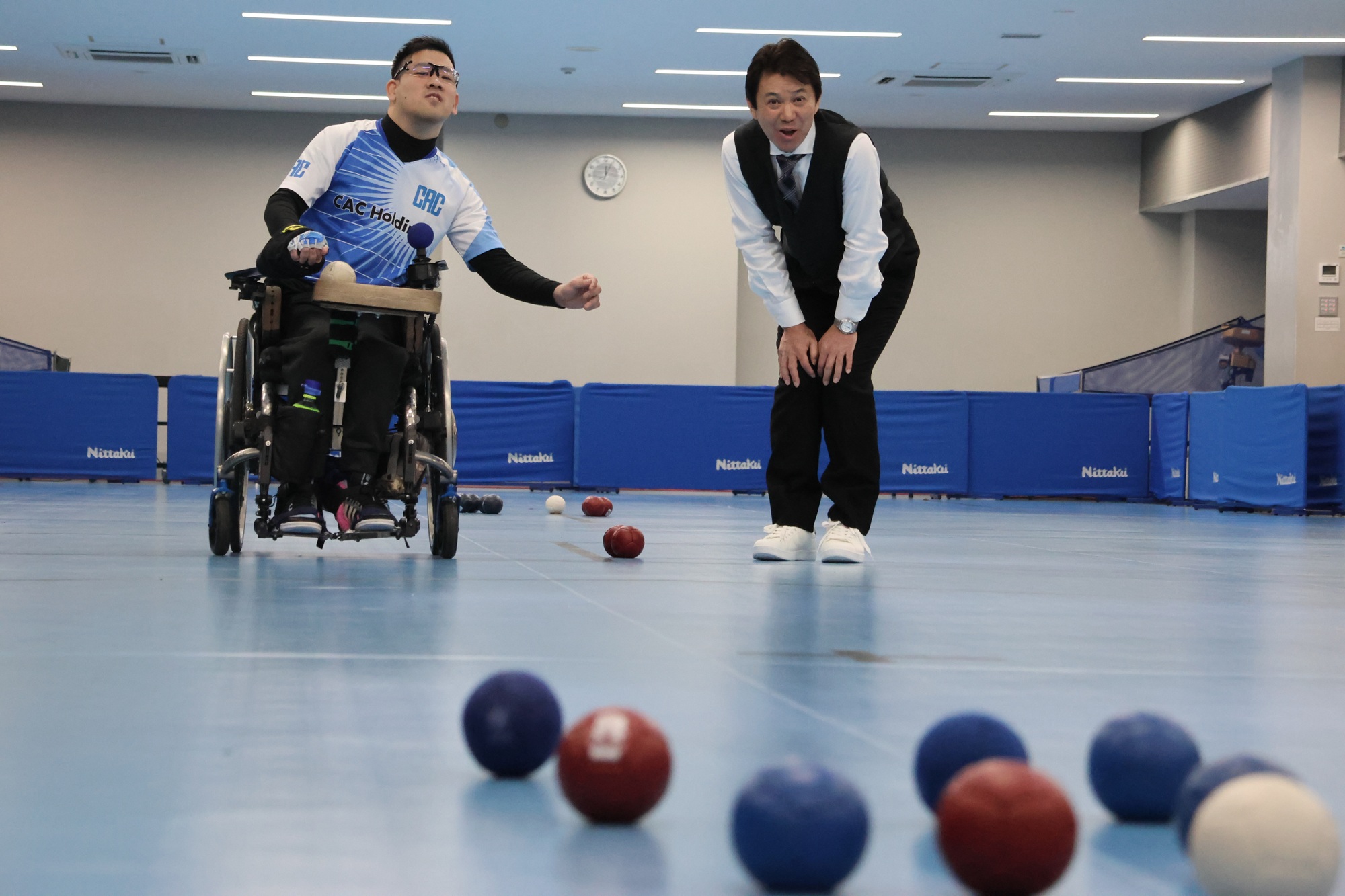 佐藤選手と滝口区長の「ボッチャ」対戦