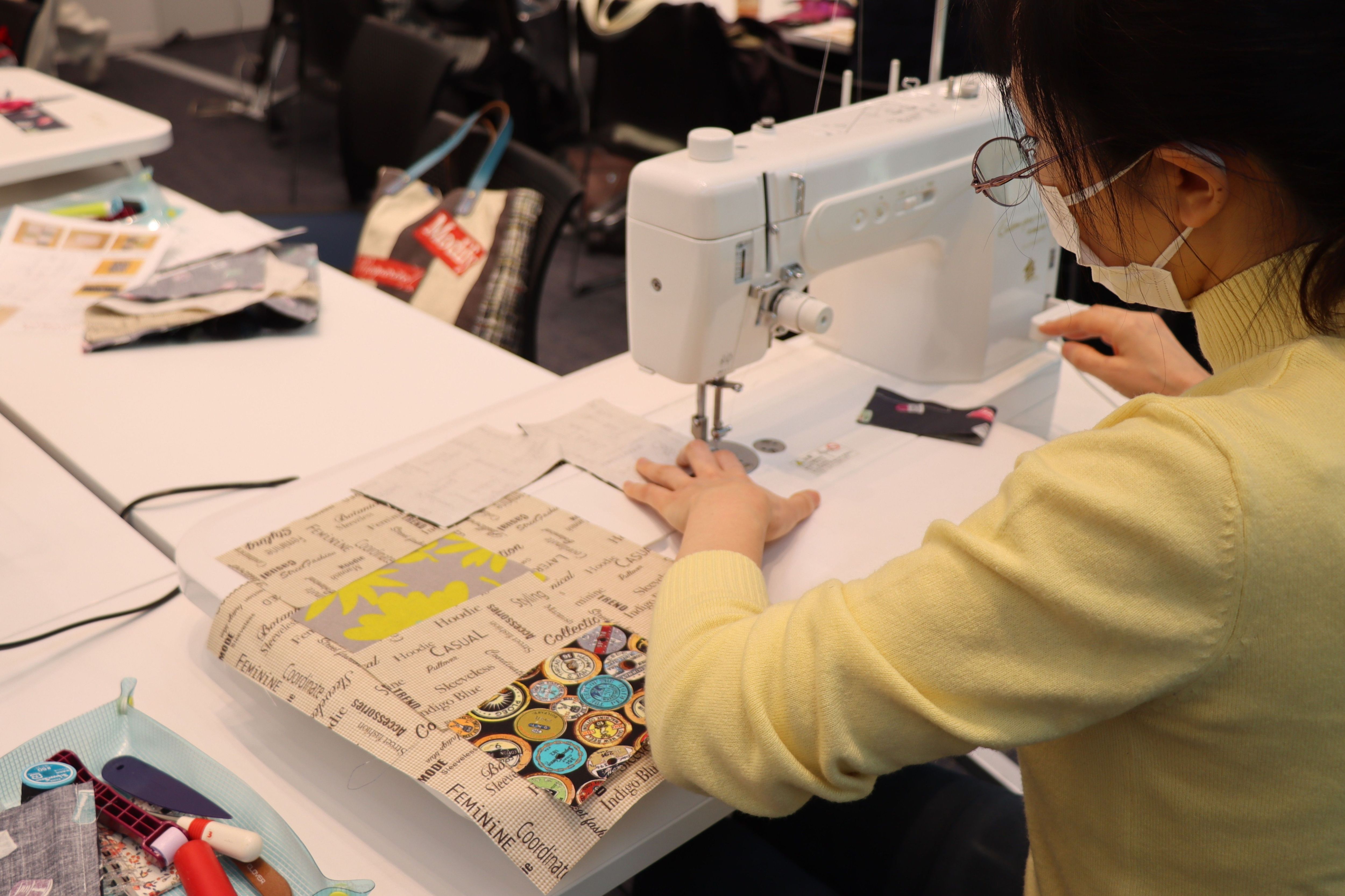 生地を縫い合わせる参加者