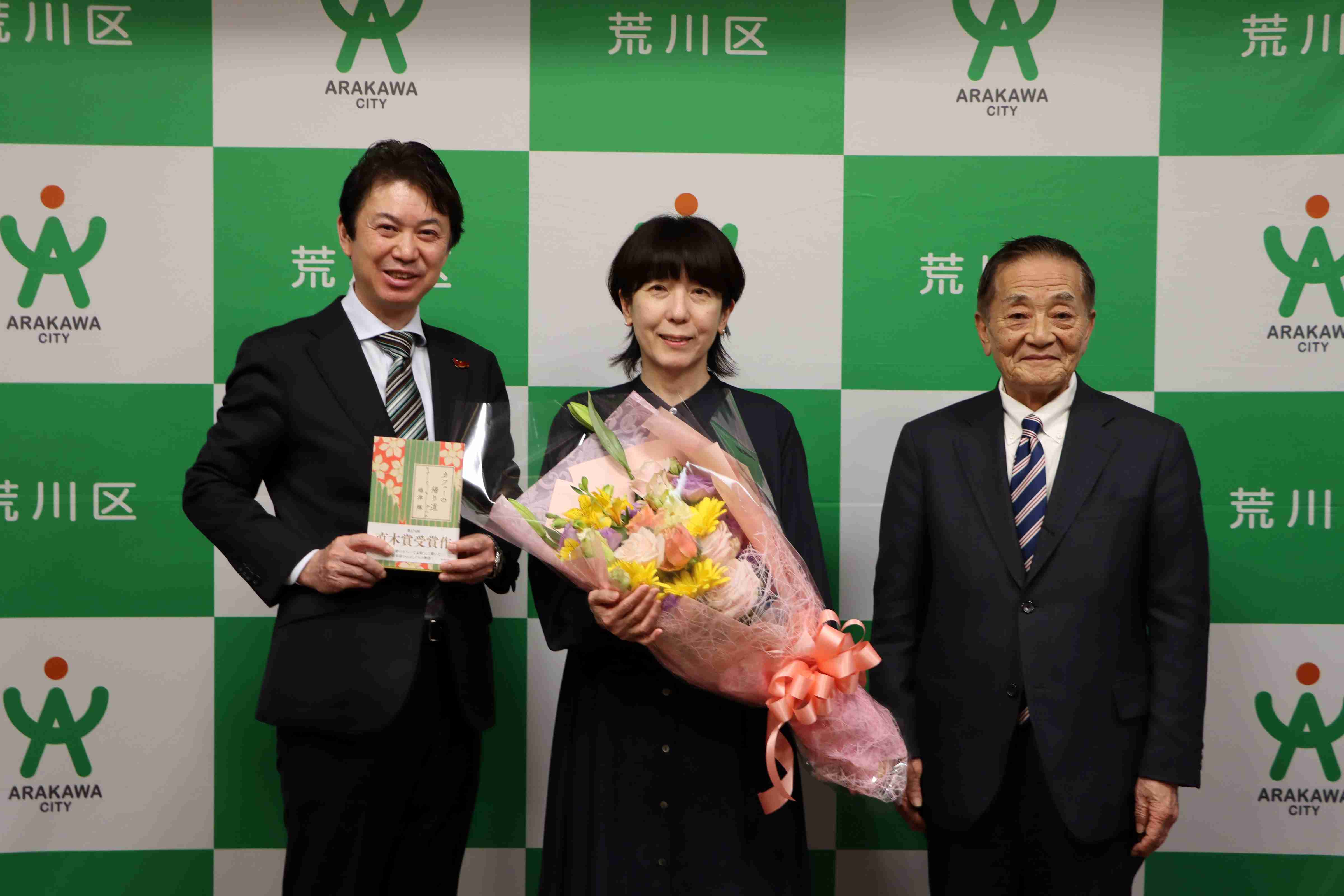 (写真左から)滝口学区長、嶋津輝さん、斎藤泰紀議長