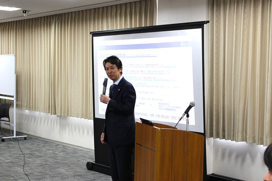 講評をする区長