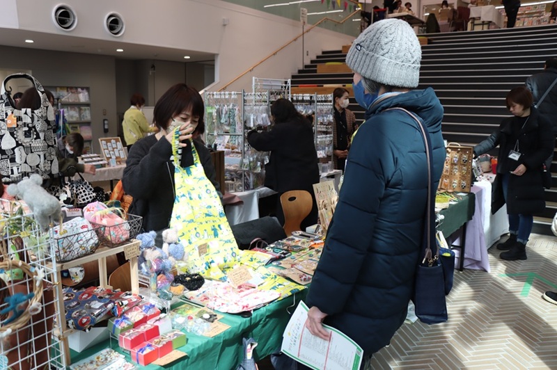 作品を購入する来場者